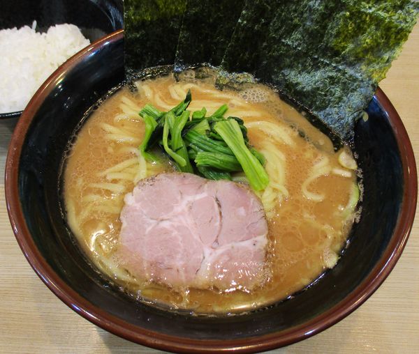 「らーめん並＋サービス小ライス　680円」@二代目 渡来武の写真