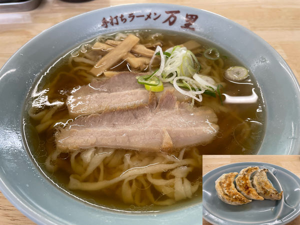 「手打ちラーメン700円、餃子400円」@手打ちラーメン 万里の写真