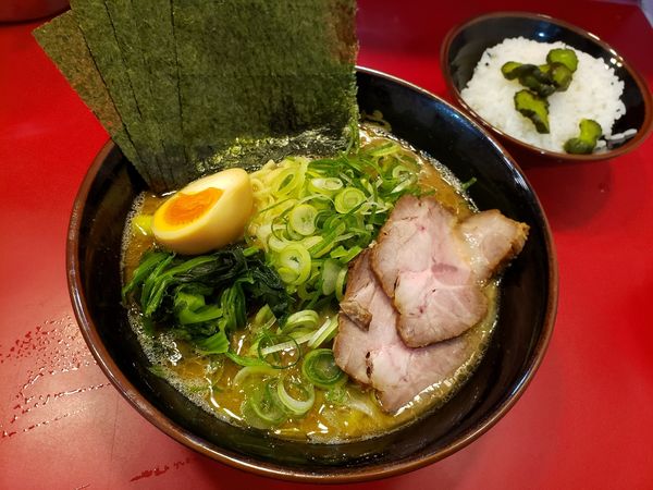 「特製ラーメン+九条ネギ　ライス」@らーめん 谷瀬家 新橋店の写真
