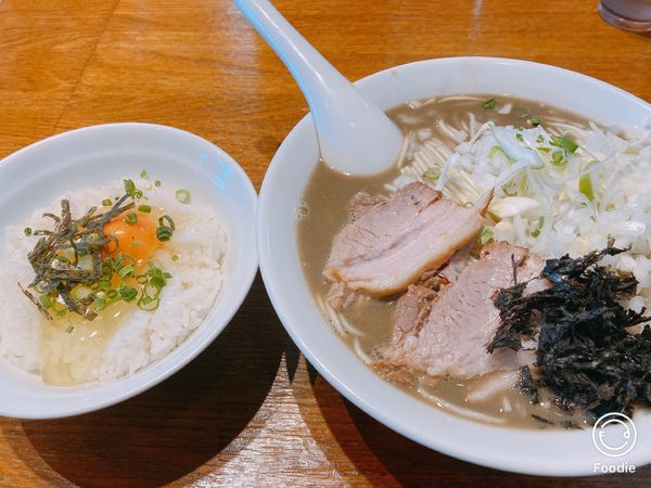 「濃厚煮干しそば＋玉ねぎ＋卵かけご飯」@中村屋総本山の写真
