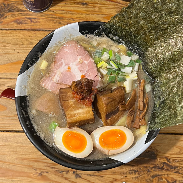 「スーパーゴールデン（中盛］」@すごい煮干ラーメン凪 新宿ゴールデン街店 本館の写真