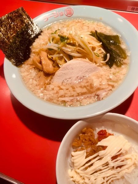 「ネギラーメン（醤油） 890円　小ライス 100円」@ラーショ マルミャーの写真