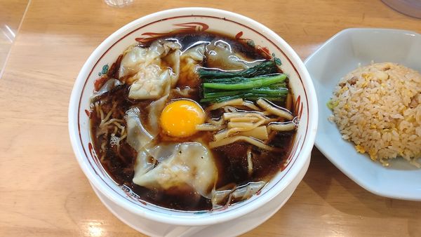「月見ワンタンメン 煮干ブラック+半チャーハンセット」@月見ワンタンメン専門店 三日月 大森北口店の写真
