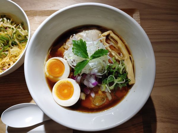 「濃厚しょうゆ　味玉　辛薬味盛り」@中華そば 上田製麺店の写真