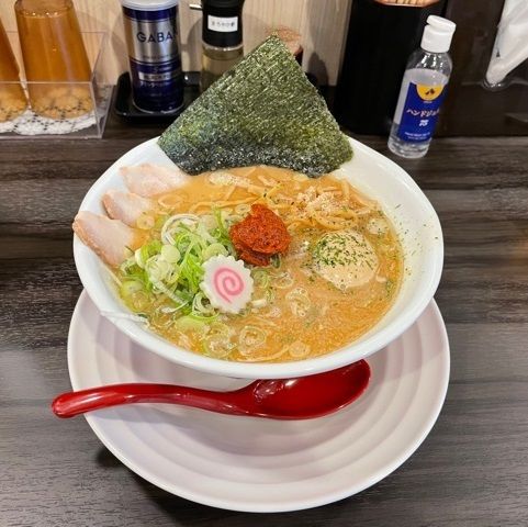 「辛みそらーめん 贅沢のせ　1,050円。」@からみそラーメン ふくろう 横浜曙町店の写真