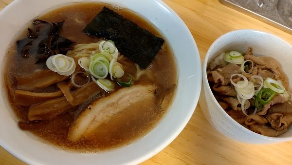 「正油ラーメン750円+もつ煮丼250円」@らーめん戸丸屋の写真