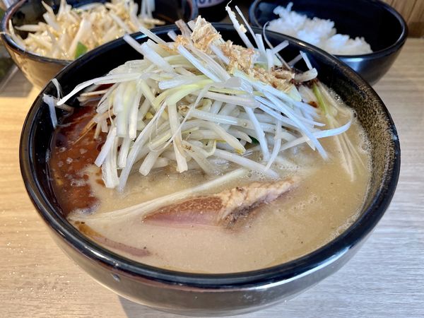 「黒味噌ラーメン＋もやし炒め＋白髪ネギ＋ライス（サービス）」@花木流味噌 三鷹店の写真