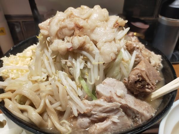 「ラーメン・大盛・生卵・玉葱（麺硬め・全増）」@ラーメン豚嵐の写真