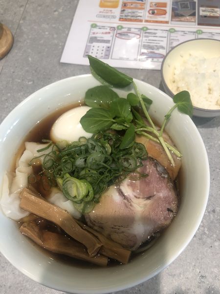 「イベリココンフィの醤油ラーメン、全部のせ、半ライス」@BumBunBlauCafe with BeeHiveの写真