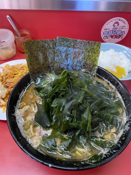 「ラーメン中盛り+ワカメ+葉ねぎ」@ラーメン杉田家の写真