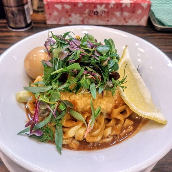 「限定 芝エビの洋風まぜそば､味玉」@稲荷屋の写真