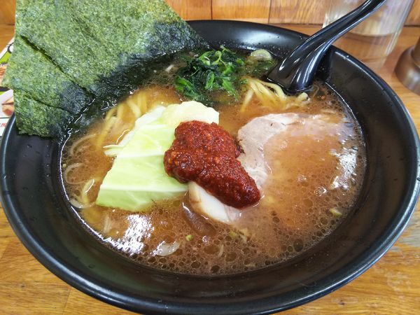 「とんこつ醤油ラーメン　※麺：かため　＋豆板醤＆にんにく　※㋗」@横浜ラーメン 萬年家の写真
