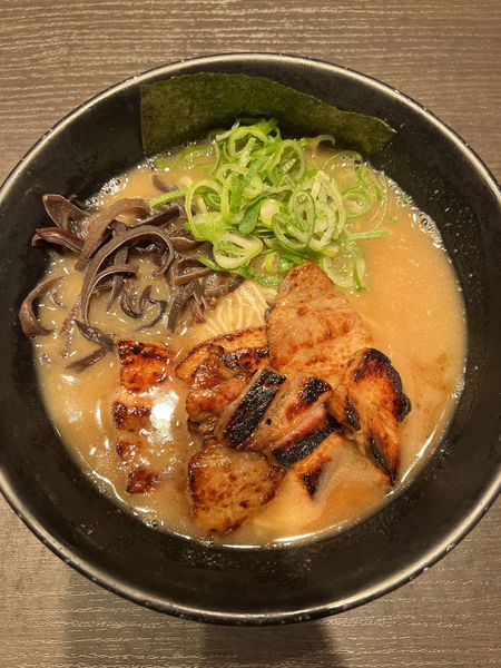 「照り焼きチャーシュー麺1100円」@とんこつらーめん俺式 純 東京ラーメンストリート店の写真
