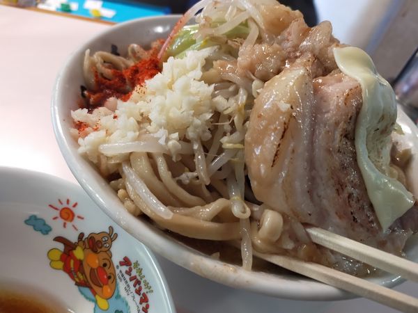 「ラーメン・大2・生卵・焼チーズ（炙・麺硬・脂・唐辛子・大蒜）」@成蹊前ラーメン 吉祥寺の写真
