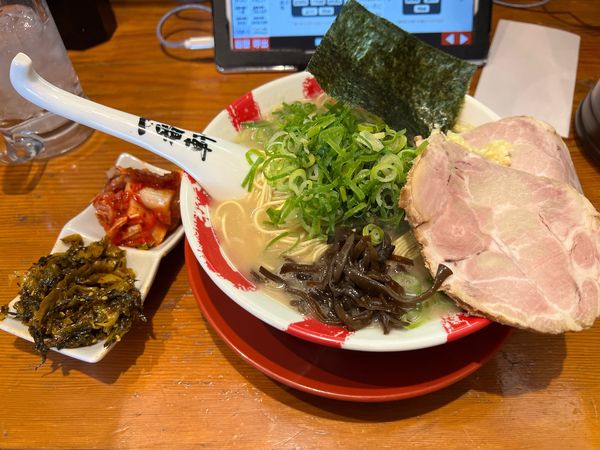「白豚骨ラーメン　700円　大盛り120円　替玉130円　チャーシ」@長浜豚骨ラーメン 一番軒 総本家の写真