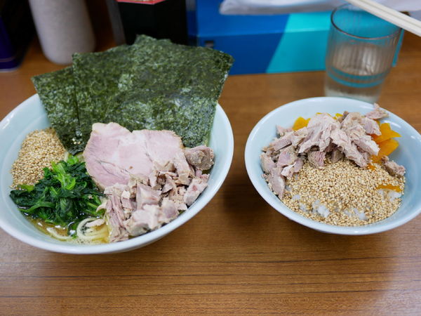 「ラーメン 並 麺硬め＋味濃いめ＋油多め＋ライス＋サービス小間」@横浜ラーメン 武蔵家 北千住店の写真