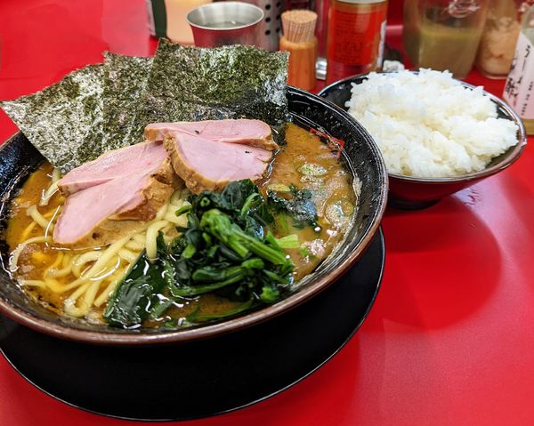 「ラーメン大盛りライス大」@IEKEI_TOKYO 王道家直系の写真