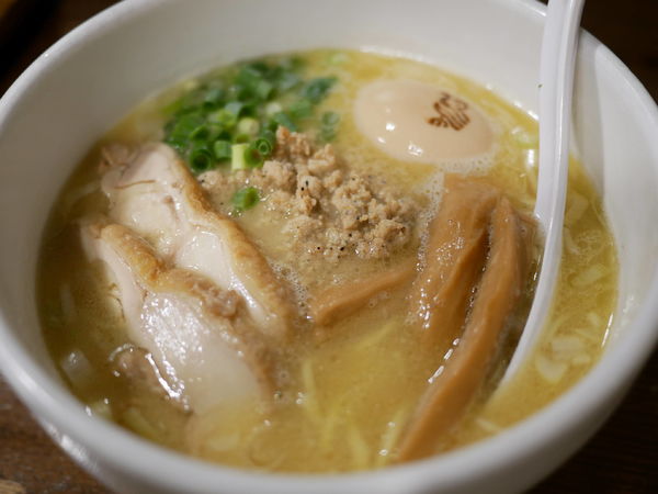「白鶏らーめん＋サービス味玉」@鶏の穴の写真