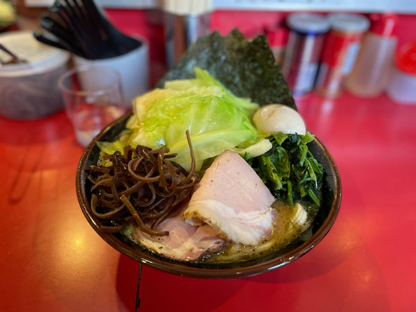 「昼飯セット¥900（ラーメン中盛り、味玉、海苔5枚、チャーシュー」@どんとこい家の写真
