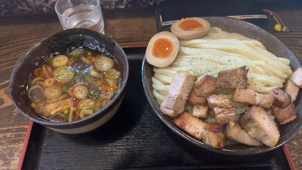 「つけめん中(特製ﾄｯﾋﾟﾝｸﾞ)」@自家製麺 くをんの写真
