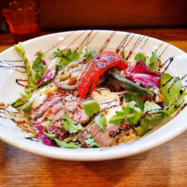 「ローストビーフの醤油まぜそば(期間限定)、バラチャーシュー丼」@らぁめん山と樹の写真