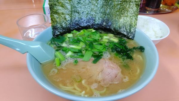 「ラーメン&ニラ＋小ライス９５０円」@梅浜亭の写真