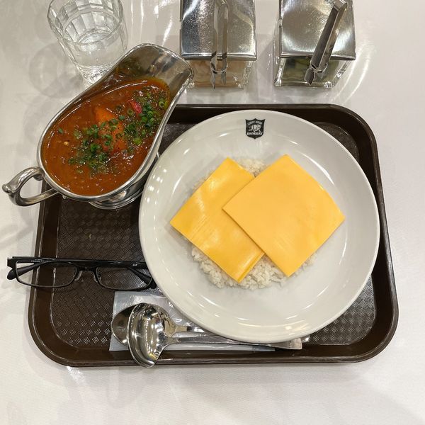 「トマトとニンニクのカレー＋チェダーチーズ」@東京ボンベイ 神田店の写真