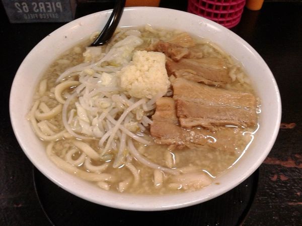 「ラーメン(中)730円」@自家製太麺 ドカ盛 マッチョ 三ノ宮店の写真