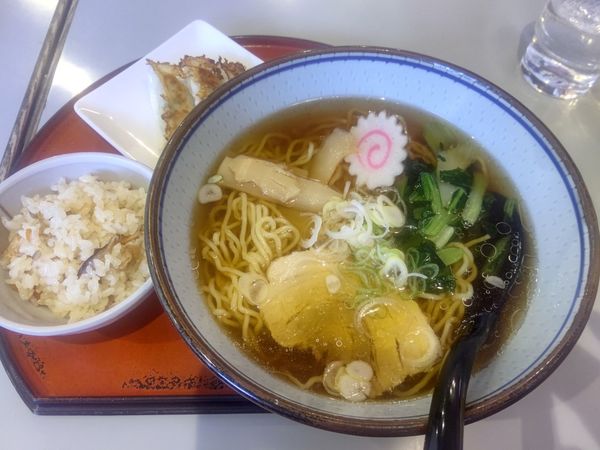 「あらしやまセット(醤油ラーメン＋餃子3個＋炊き込み)935円」@たかさき糸ぐるま 高崎スズラン店の写真