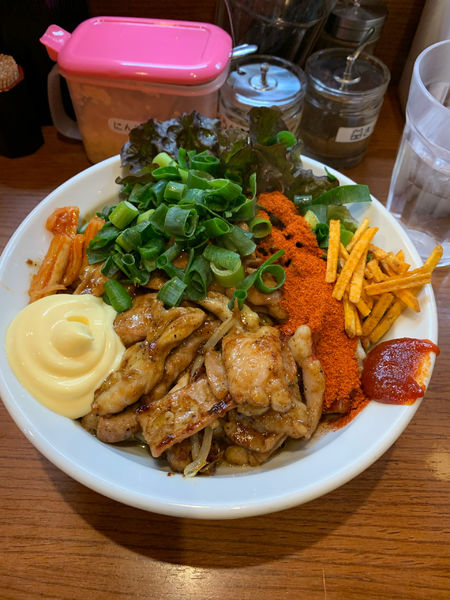 「旨辛ホルモンまぜそば（ホルモン増し、マヨネーズトッピング」@麺と肉 だいつる ひるドラ鶴橋の写真