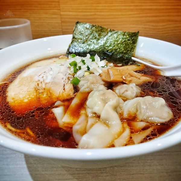 「溜り醤油の黒ワンタン麺」@Soy Sauce Ramen Janya 醤屋の写真