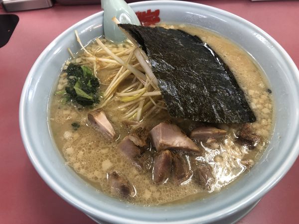「ネギラーメン　コロチャー、背脂」@ラーメン山岡家 浜松薬師店の写真