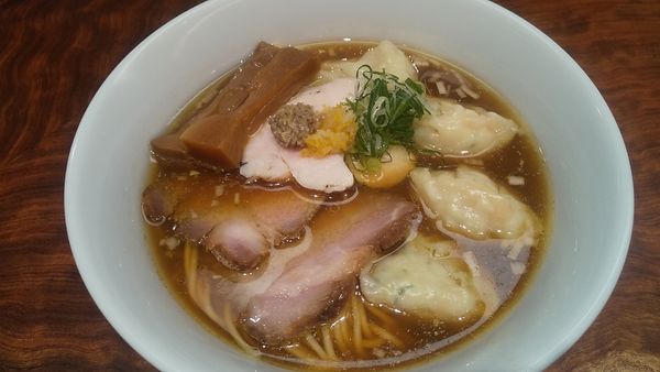 「ワンタン醤油そば(¥1,100)」@三馬路 東京店の写真