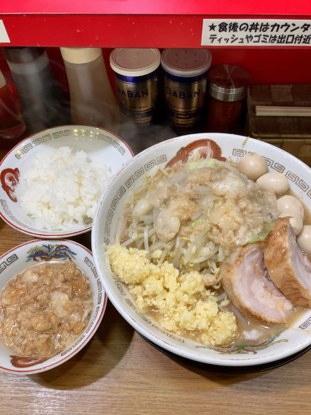 「小ラーメン+うずら+ライス+肉かす脂」@豚山 荻窪店の写真