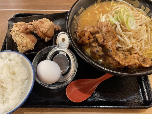 「炙り豚バラ百年味噌ラーメン・唐揚げセット」@マルキン本舗 東松山店の写真
