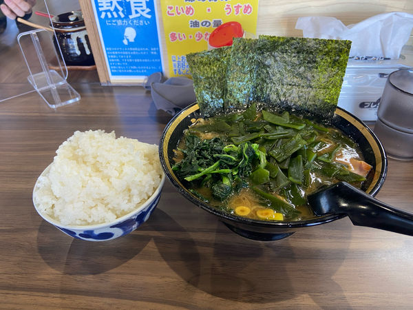 「茎わかめラーメン＋中ライス」@ラーメン林家 姉崎店の写真