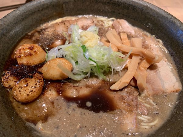 「でら煮干しらーめん　こがしにんにくTP」@にぼしらーめん88の写真