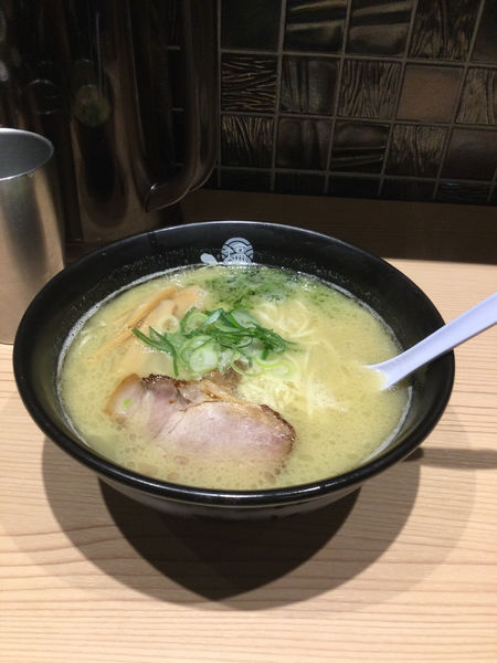 「鶏白湯塩ラーメン」@塩らーめん専門 ひるがお なんばラーメン一座店の写真