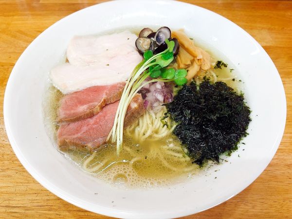 「しじみ蕎麦　塩（850円）、レア焼豚（クーポン）」@しじみ中華蕎麦 イツ花の写真