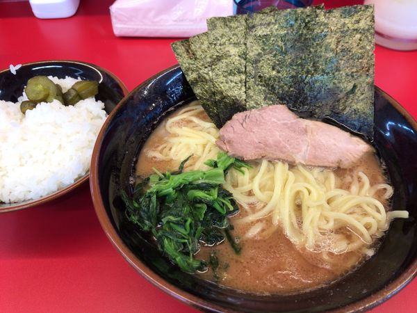 「らーめん 並(麺ふつう、味濃いめ、油多め)+無料ライス 650円」@家系ラーメン 佐々喜家の写真
