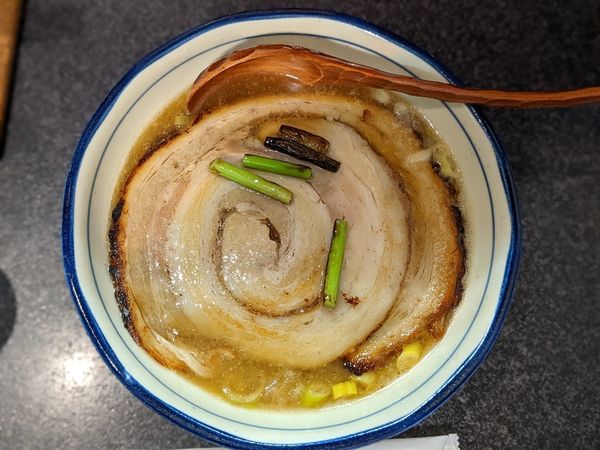 「限定落し蓋ラーメン」@烈志笑魚油 麺香房 三くの写真