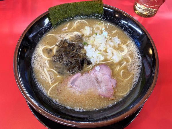 「豚骨醤油らーめん 700円 ※こってり・バリカタ」@らーめん柴田商店の写真