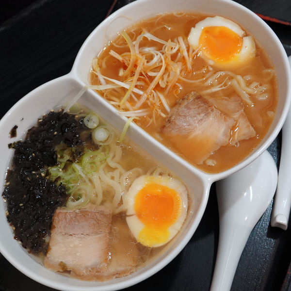 「味くらべ（味噌ねぎ半ラー半味玉・のり塩半ラー半味玉）860円」@喜多方ラーメン 坂内 汐留シティセンター店の写真