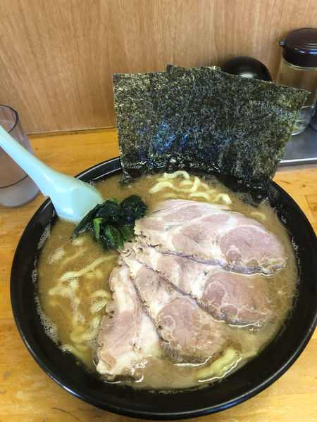 「醤油チャーシュー麺大盛、硬め濃いめ」@らーめん家 せんだい 曙町店の写真