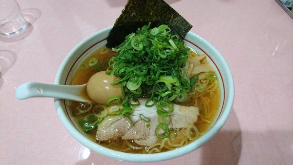 「塩(中盛)5番(鶏、魚介)＋青ネギ＋味卵」@らーめん研究所の写真