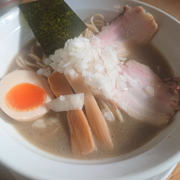 「半〇特煮干しそば700円、チャーシューご飯小150円」@煮干そば とみ田の写真