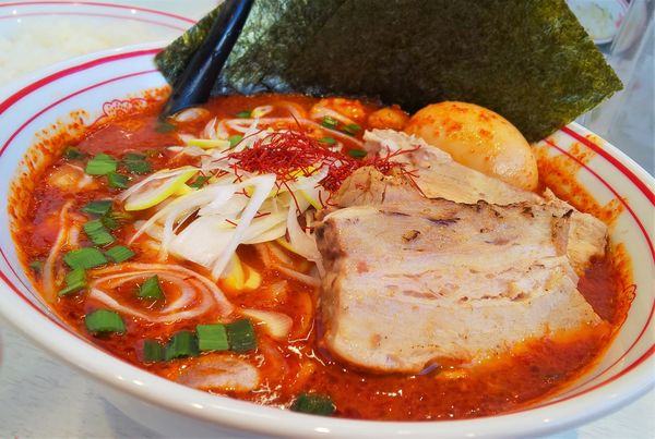 「北極プルプル辛さ10倍+チャーシュー2枚+北極味玉+のり」@蒙古タンメン 中本 船橋店の写真