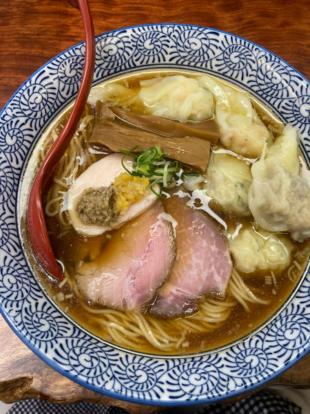 「ワンタン醤油そば　肉ワンタン追加」@三馬路 東京店の写真