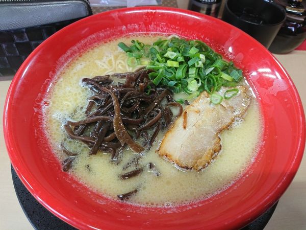 「鶏豚骨ラーメン白」@鶏豚骨ラーメン 御成屋 与野本町店の写真