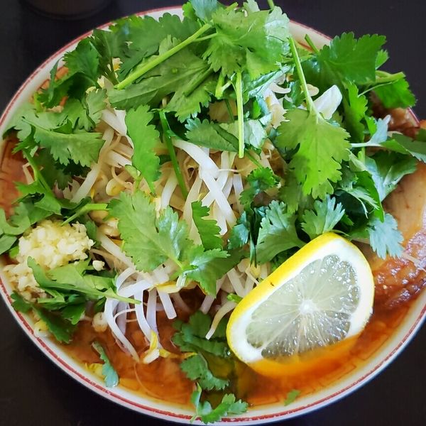 「【限定】トムヤムラーメン（小）８５０円＋パクチー１００円」@めんじろの写真